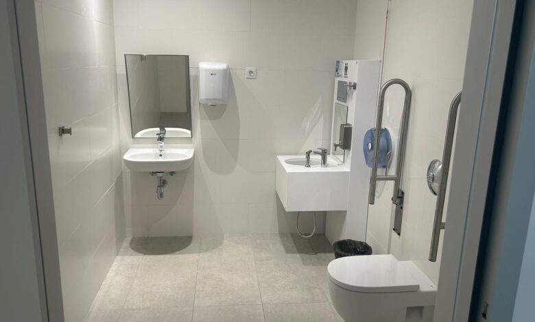 el-hospital-general-de-fuerteventura-adapta-un-bano-para-personas-ostomizadas