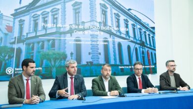 manuel-dominguez-y-el-alcalde-de-santa-cruz,-jose-manuel-bermudez,-presentan-el-polo-digital