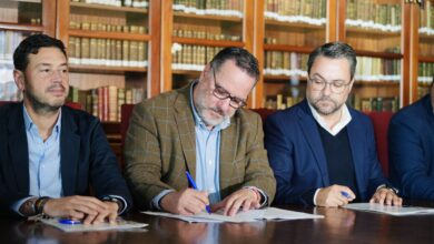 poli-suarez-defiende-en-el-parlamento-los-convenios-para-mejorar-las-infraestructuras-educativas