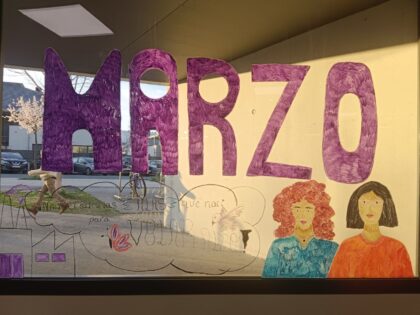 gizarte-etxeak-morez-‘jantzi’-dira-martxoaren-8a-ospatzeko